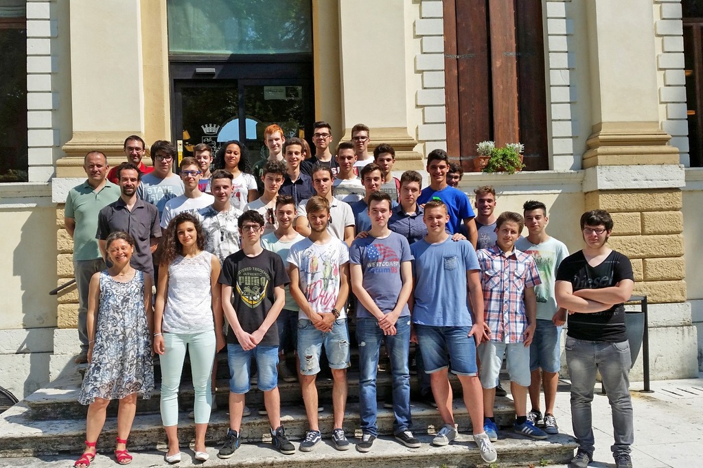 Il gruppo di studenti delle classi 3^D1 e 3^d2 che partecipano al progetto BiblioTECH