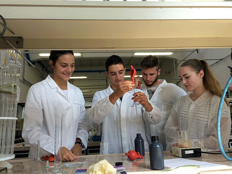 Nel laboratorio di chimica del Marzotto
