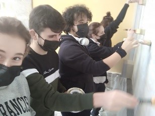 Giorno 2 - sverniciamo, sverniciamo, e ...